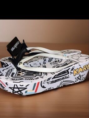 NWTs,Karl Lagerfeld Paris Nola Graffiti Platflorm Flipflops, Women’s size 8